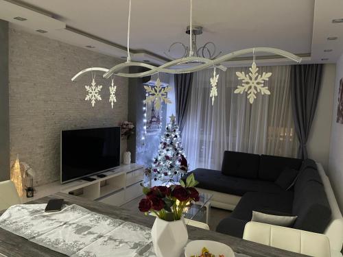 Una televisión o centro de entretenimiento en Apartman MDB LUX