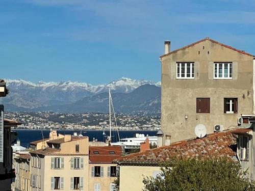 Nice Renting - MASSENA - LOFT - HEART of VIEIL ANTIBES - THE MARKET WITH SEA VIEW photo 11