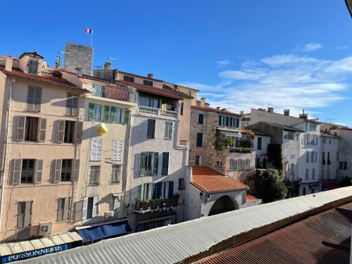 Nice Renting - MASSENA - LOFT - HEART of VIEIL ANTIBES - THE MARKET WITH SEA VIEW photo 22