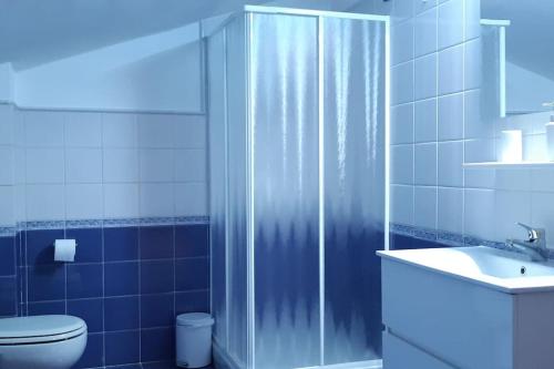 ein Bad mit einer Dusche, einem WC und einem Waschbecken in der Unterkunft B&B accogliente a due passi dal metrò di Milano - Casa Adriana in Cologno Monzese