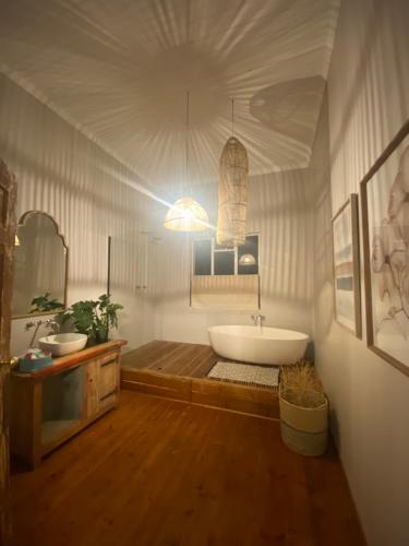 a bathroom with two sinks and a large tub at Britskraal Guest Farm in Strydenburg