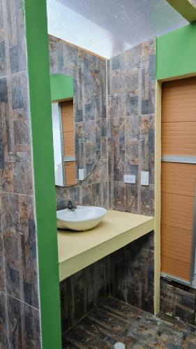 ein Bad mit einem Waschbecken und einem Spiegel in der Unterkunft Entreselvas Glamping in Quibdó