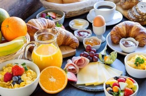 a table full of breakfast foods and drinks at Appartements 4 à 5 personnes - Val d'Europe proche Disneyland in Serris