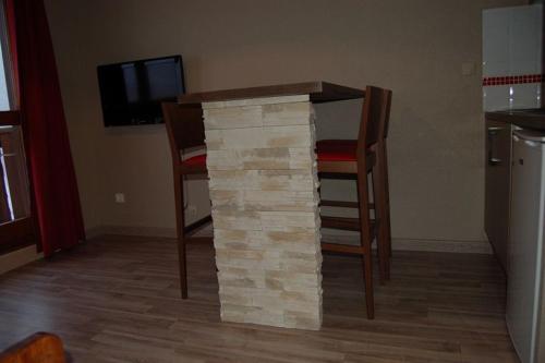 une table, une chaise, un bureau et une table dans l'établissement Studio pieds des pistes Valfréjus, à Modane