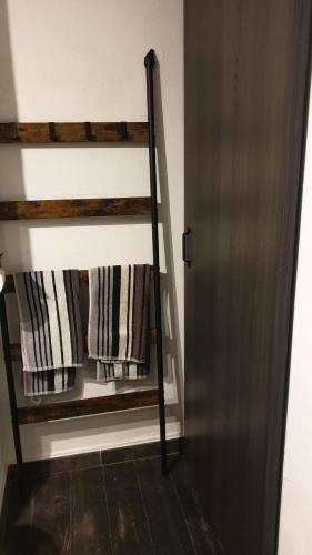 une échelle menant à un lit superposé dans une chambre dans l'établissement Studio proche plage, Fréjus, à Fréjus