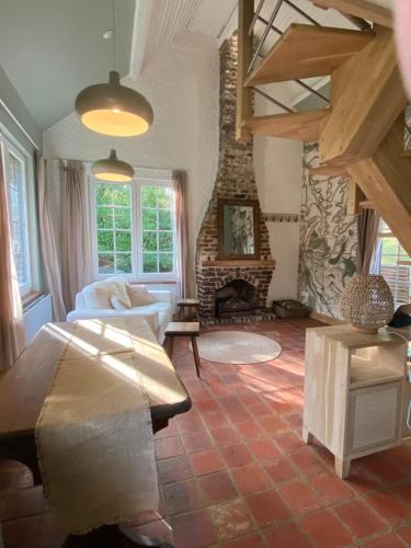 salon z łóżkiem i kominkiem w obiekcie Les Cottages d'Orient Premium w mieście Mesnil-Saint-Père