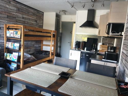 - une cuisine avec une table et des lits superposés dans l'établissement Studio proche plage, Fréjus, à Fréjus