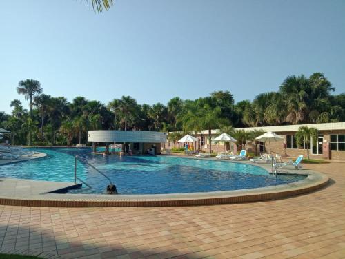 a large swimming pool in a resort at Gran Lençóis Flat Residence in Barreirinhas