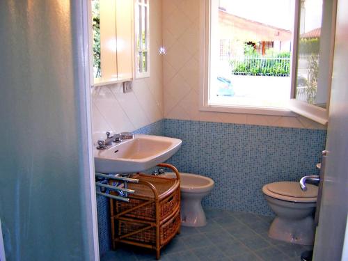 baño con lavabo y aseo y ventana en Agenzia SIT - CLUB, en Lido delle Nazioni