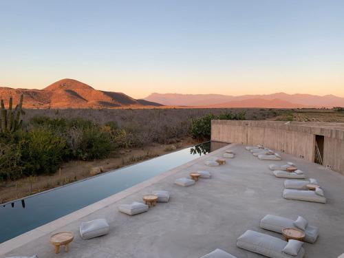 ośrodek wypoczynkowy z basenem na środku pustyni w obiekcie Paradero Todos Santos - Exclusive experiences included w mieście Todos Santos