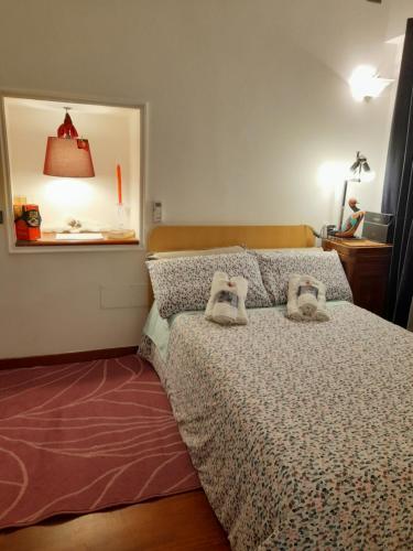 um quarto com uma cama com duas toalhas em Napoli centro storico Un Passo da San Gennaro em Nápoles