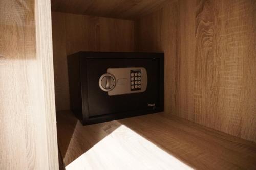 a microwave in the corner of a room at Hôtel Volubilis Meknès in Meknès