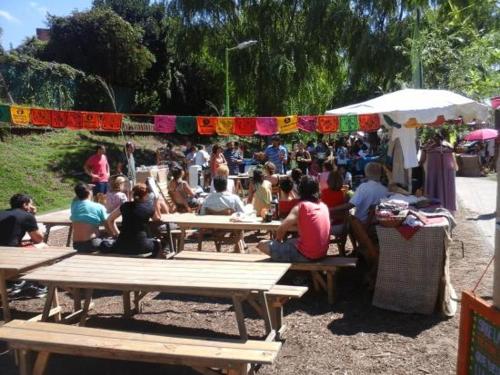 a group of people sitting at picnic tables in a park at Florida Estación in Florida