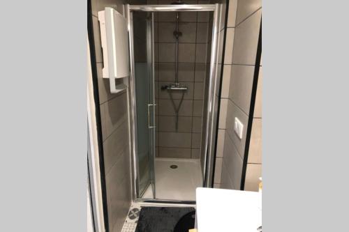 een kleine badkamer met een douche en een toilet bij Appartement centre ville in Châteauroux