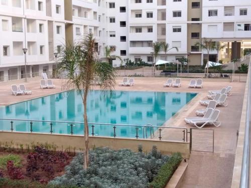 uitzicht op een zwembad in een gebouw bij Coin Du Ciel-Vue Imprenable Océan avec piscine in Agadir