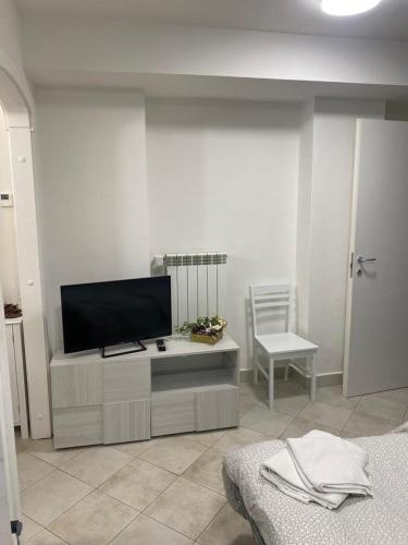 a living room with a flat screen tv on a cabinet at senza pensieri al fiume in Crema