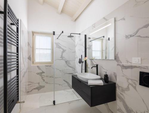 łazienka z umywalką i prysznicem w obiekcie Villa Blanche by ILC (Istria Luxury Collection) w mieście Brtonigla