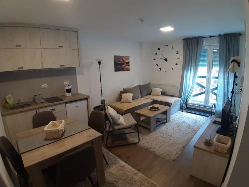 - un salon avec un canapé et une table dans l'établissement Ajrin Apartman Kopaonik, à Kopaonik