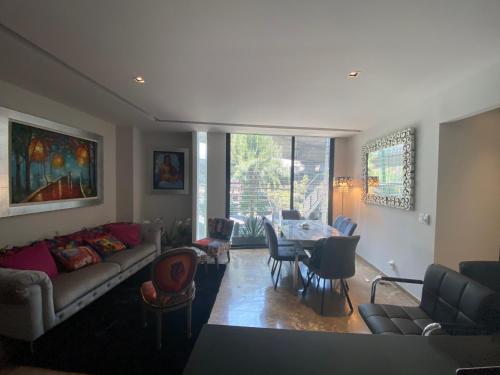a living room with a couch and a table at Departamento para Ejecutivos en el Sur de la CDMX in Mexico City
