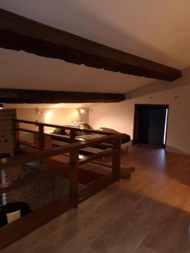 Cette chambre comprend une table en bois. dans l'établissement Maison Pérouges spa, à Pérouges