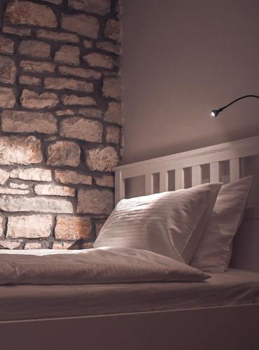 Ein Bett oder Betten in einem Zimmer der Unterkunft Epirus Stone Suites