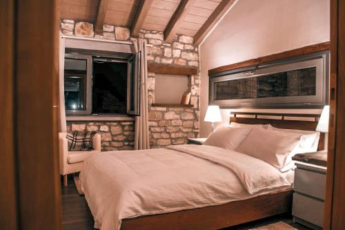 En eller flere senger på et rom på Epirus Stone Suites