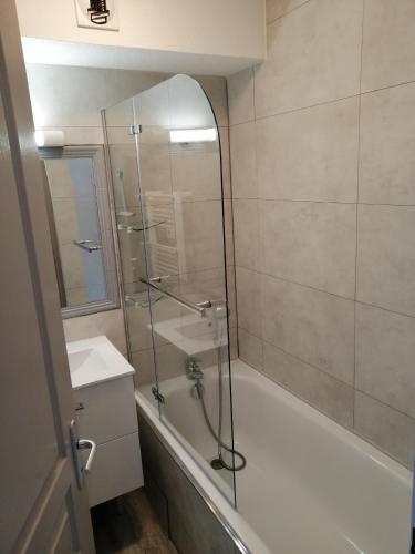 une salle de bain avec une douche en verre et un lavabo dans l'établissement APPARTEMENT VALMEINIER 1800 / RESIDENCE L'OURS BLANC, à Valmeinier