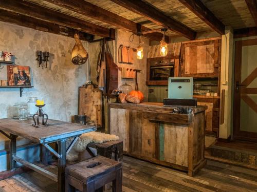 een keuken met een tafel en een laptop op een aanrecht bij B&B Wood, Food & More in Alphen