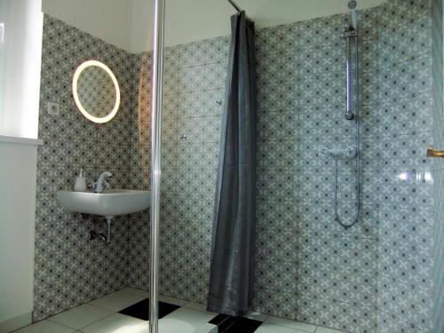 un baño con ducha y lavabo en PANORAMA apartmán ajaj, en Banská Štiavnica