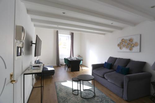 ein Wohnzimmer mit einem Sofa und einem Tisch in der Unterkunft Loft 5c - Palatino in Rom