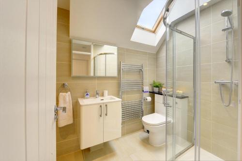 uma casa de banho com um WC, um lavatório e um chuveiro em Marstons Croft em Southam
