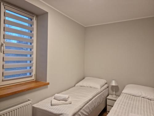 Un pat sau paturi într-o cameră la Apartament w Karkonoszach