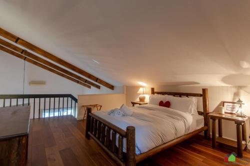 - une chambre avec un grand lit dans l'établissement Unique Tremblant view -fancy fully equipped apartment, à Mont-Tremblant