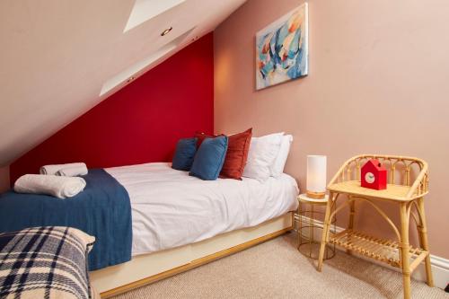 Postel nebo postele na pokoji v ubytování The Exquisite Gem of Newcastle - Sleeps 2