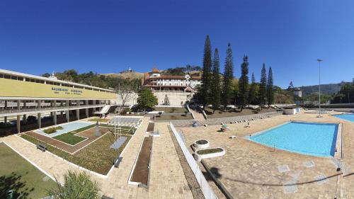Bazén v ubytovaní Apart Grécia l Aconchego nas Montanhas l Águas de Lindóia alebo v jeho blízkosti