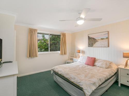 um quarto com uma cama e uma janela em Como Unit 6 em Gold Coast