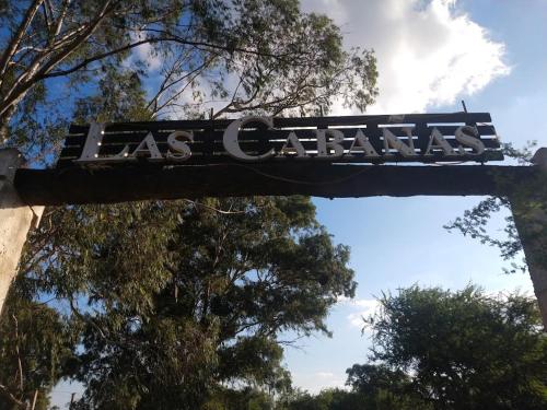een bord met de tekst 'acadias' voor bomen bij Cabaña en Ibicuy in Ibicuy
