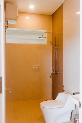 a bathroom with a toilet and a sink at Melase Hill Villa in Lajor