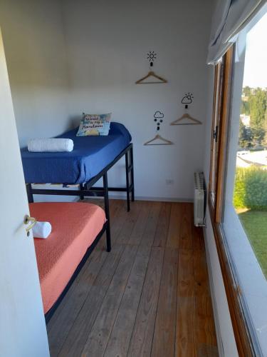 Ένα ή περισσότερα κρεβάτια σε δωμάτιο στο CASA LUMINOSA CON PARQUE y VISTA ESPECTACULAR