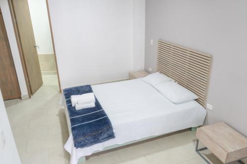 a small bedroom with a bed and a table at M1145 Aparta Loft in Pereira