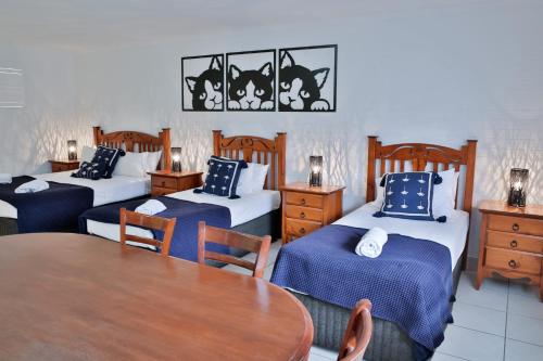 Ένα ή περισσότερα κρεβάτια σε δωμάτιο στο Central Park Motel