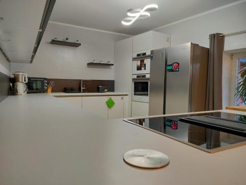 cocina con nevera y encimera en Modern 3 bedroom apartment near Useldange castle, en Useldange