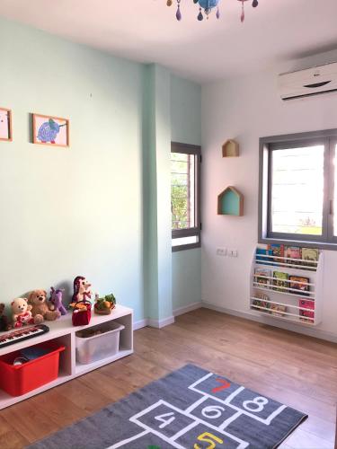 a childs room with a rug on the floor at SUCASA RA’ANANA in Ra‘ananna