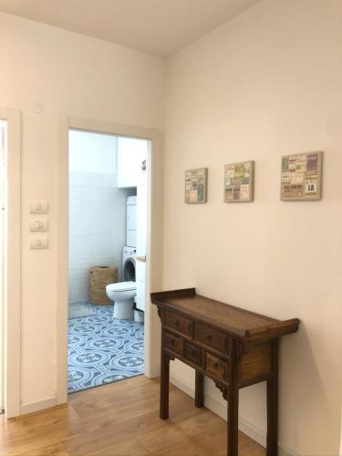 a bathroom with a wooden table and a toilet at SUCASA RA’ANANA in Ra‘ananna