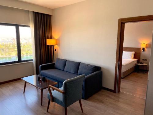 Khu vực ghế ngồi tại Türkmen Riverside Hotel Adana