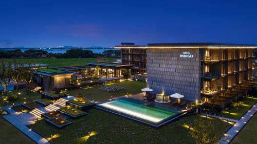 una vista aerea dell'hotel Mgm di notte di Hotel Indigo Suzhou Yangcheng Lake, an IHG Hotel a Suzhou