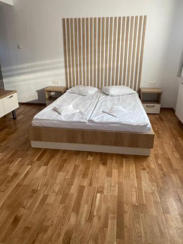 Postel nebo postele na pokoji v ubytování Csomád Apartments