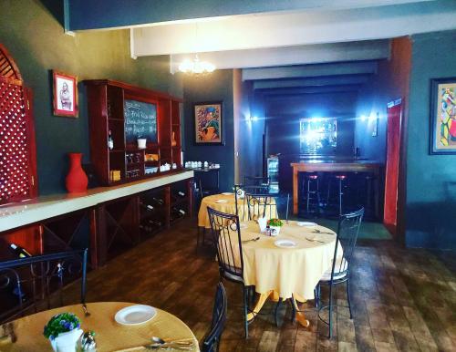 En restaurang eller annat matställe på Kundayo Serviced Apartments Lodge
