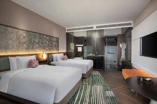 Katil atau katil-katil dalam bilik di Hotel Indigo Suzhou Yangcheng Lake by IHG
