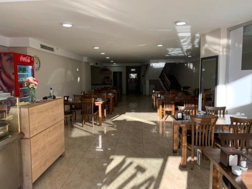 ein Esszimmer mit Holztischen und Stühlen in der Unterkunft KURT OTEL in Degirmen